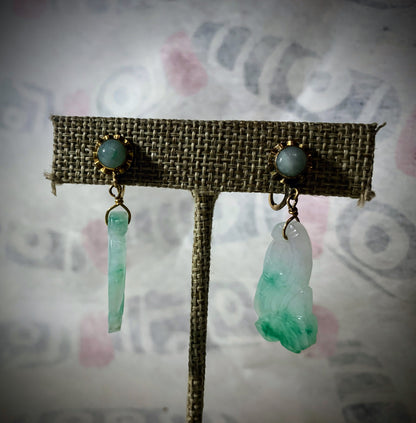 A pair of jade and gold ear rings