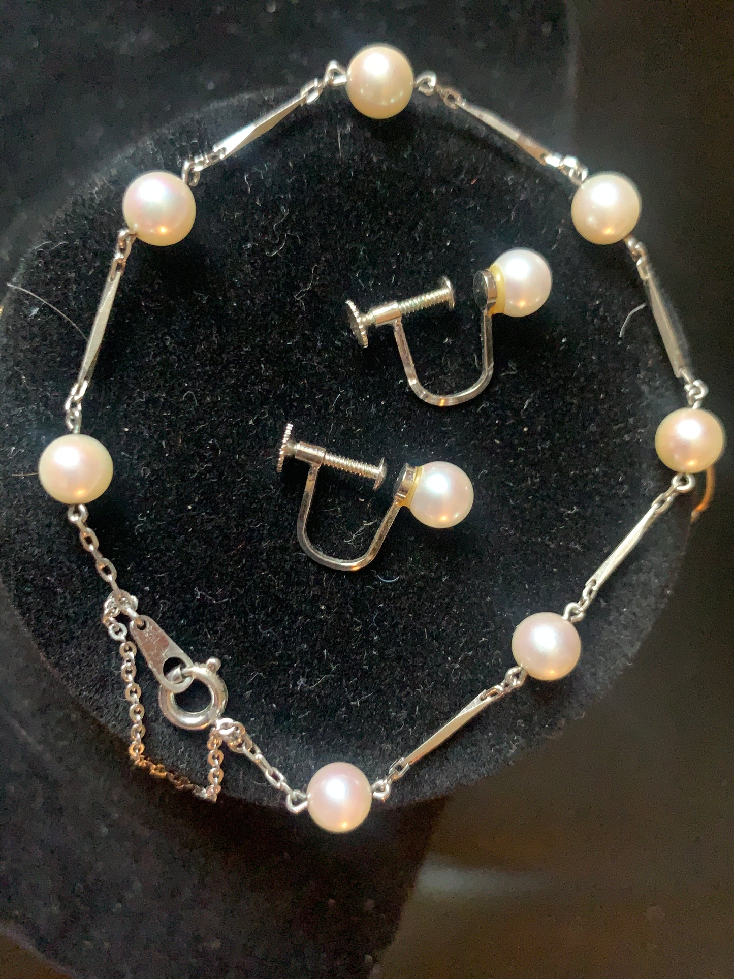 Pearl ear rings and bracelet