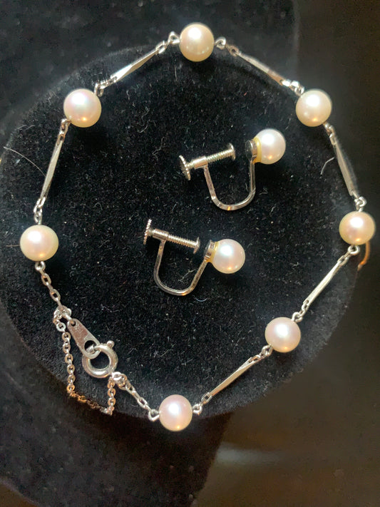 Pearl ear rings and bracelet