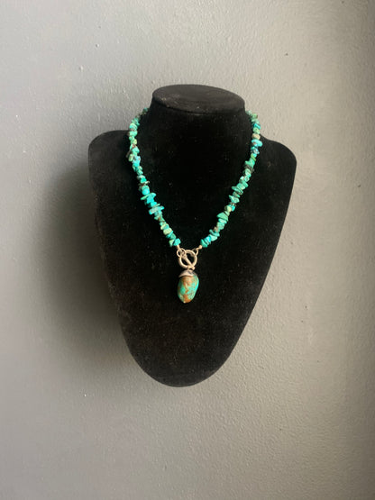 A turquoise necklace and pendant