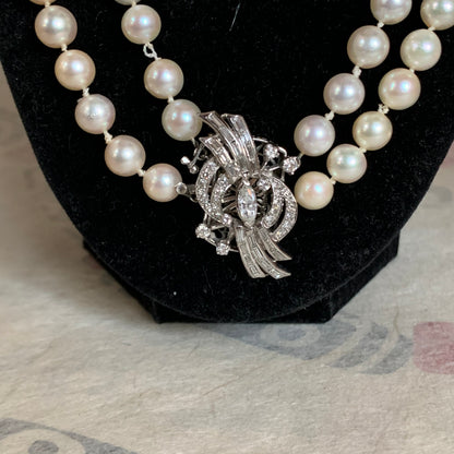 Pearl necklace with diamond clasp
