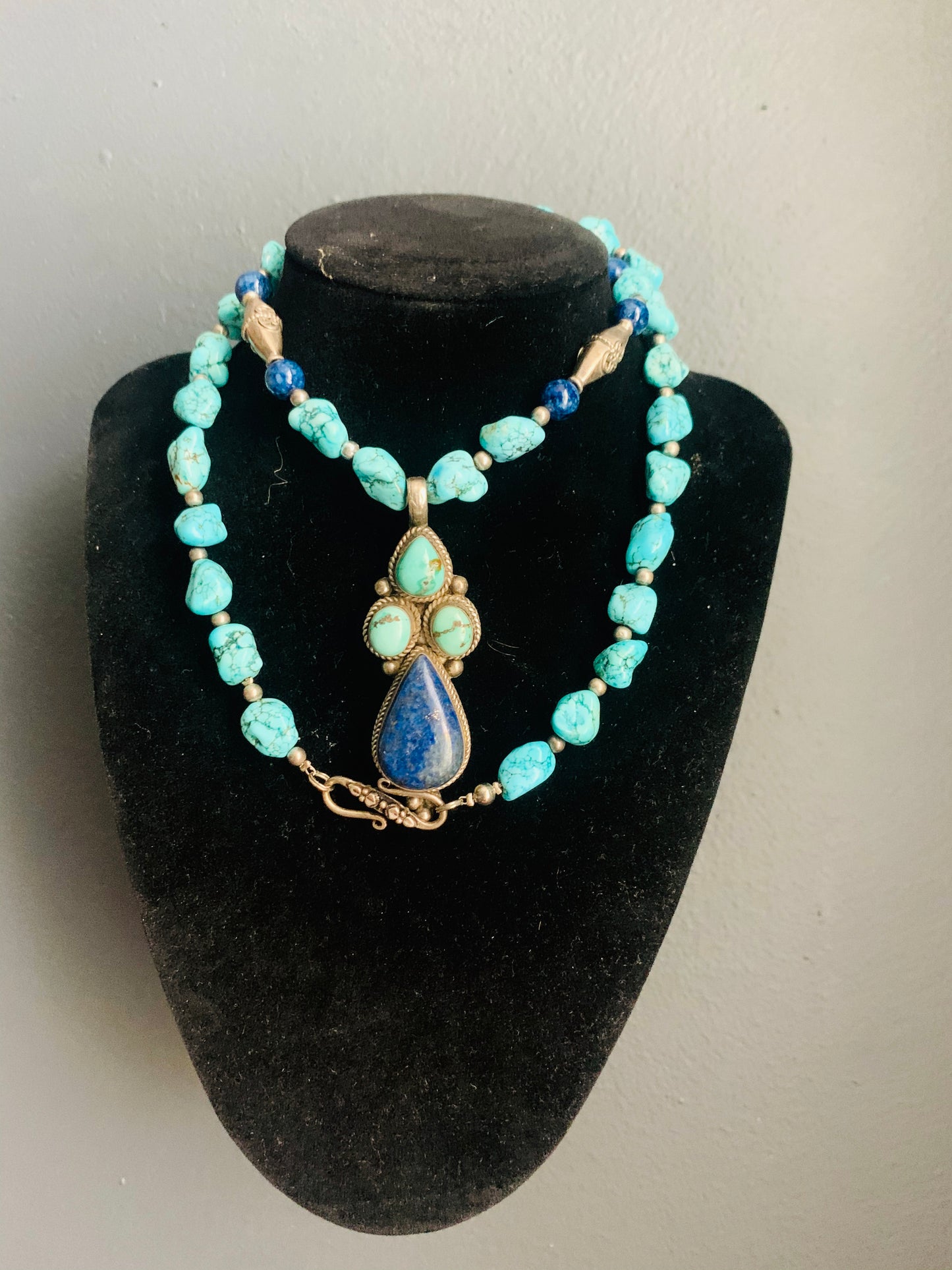A turquoise and lapis necklace with pendant