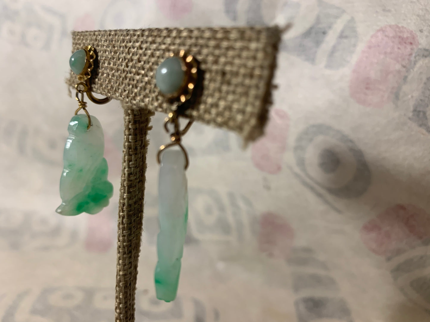 A pair of jade and gold ear rings