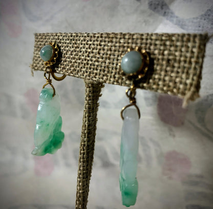 A pair of jade and gold ear rings