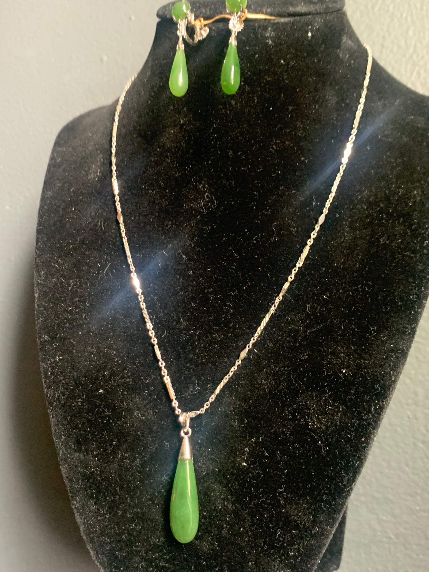 Jade ear ring and necklace set