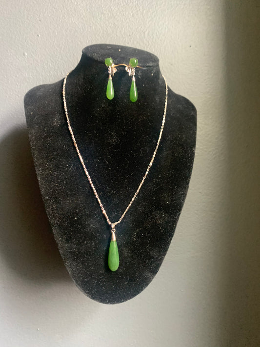 Jade ear ring and necklace set