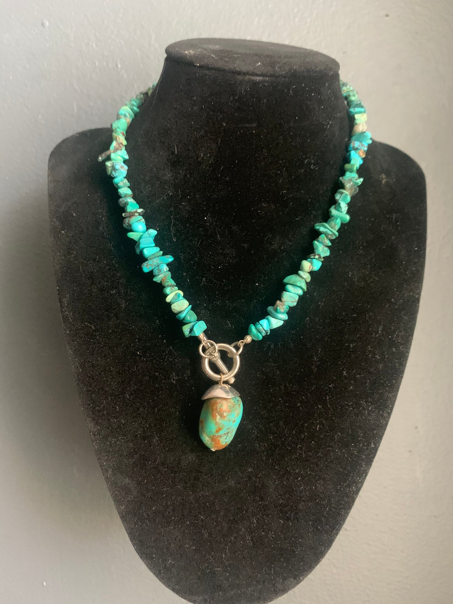 A turquoise necklace and pendant