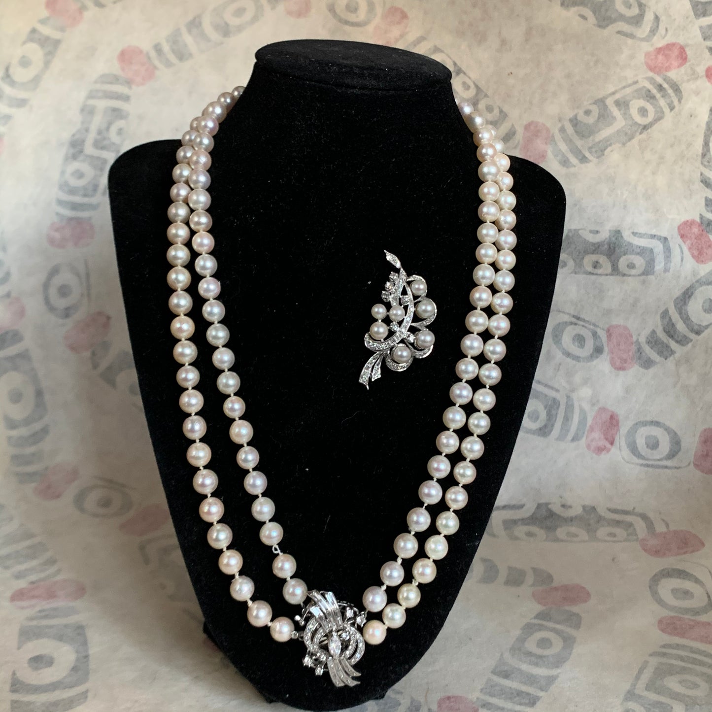Pearl necklace with diamond clasp