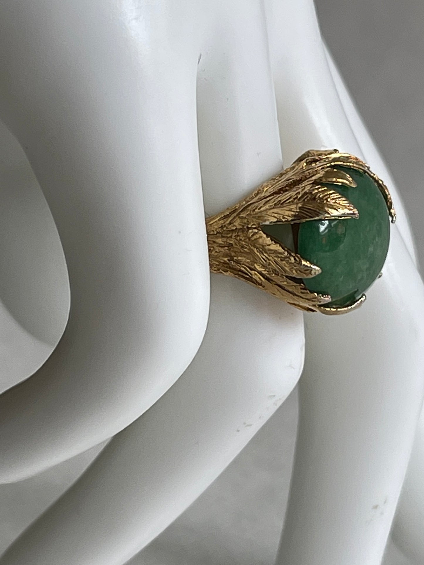 A vintage jade nephrite ring