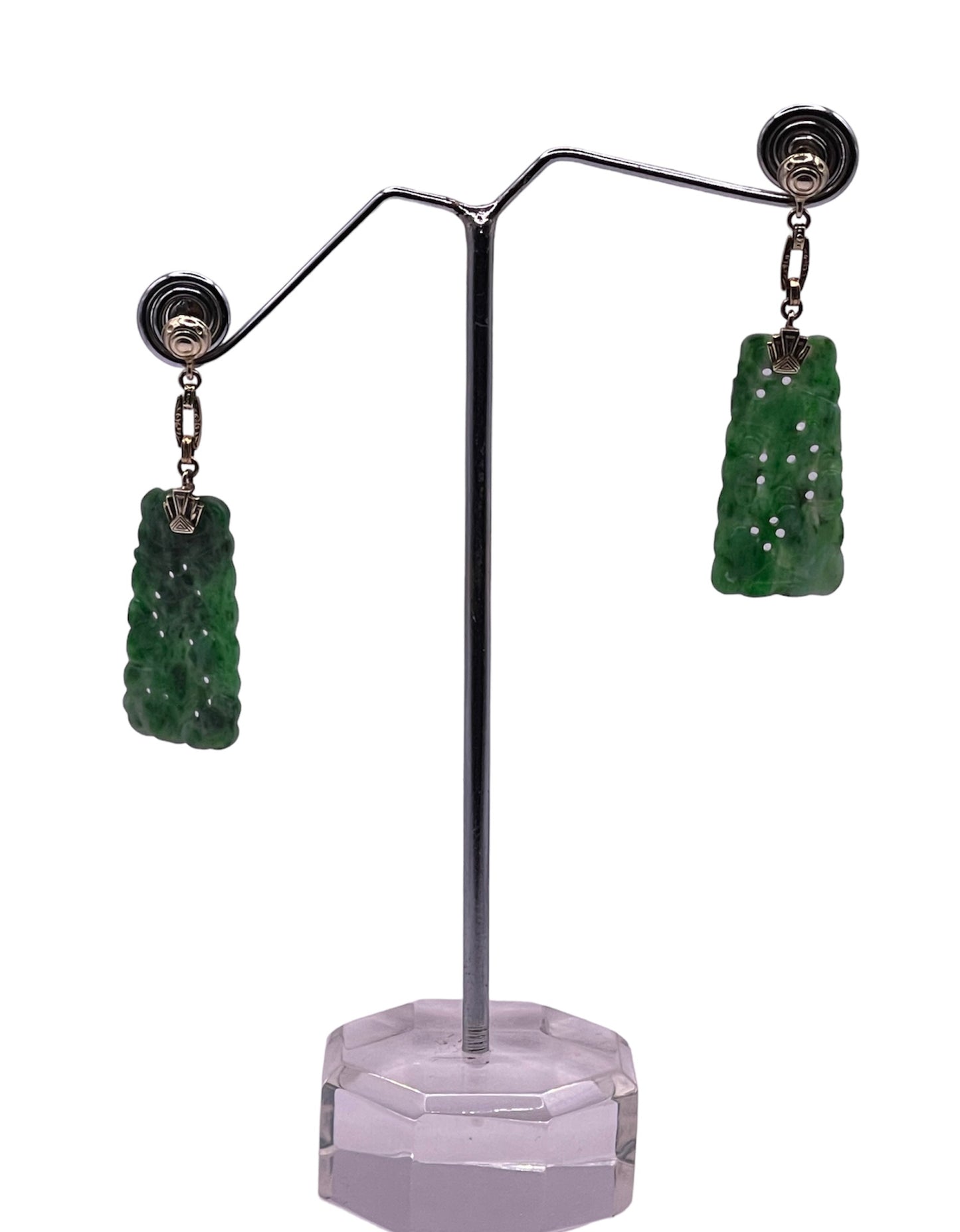 A vintage 1920s 14kt gold and dangling jade earring