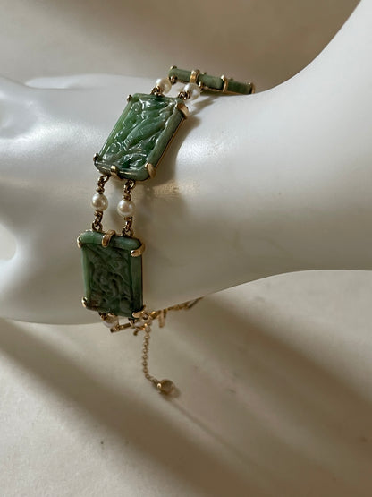 A vintage jade bracelet in 14kt setting