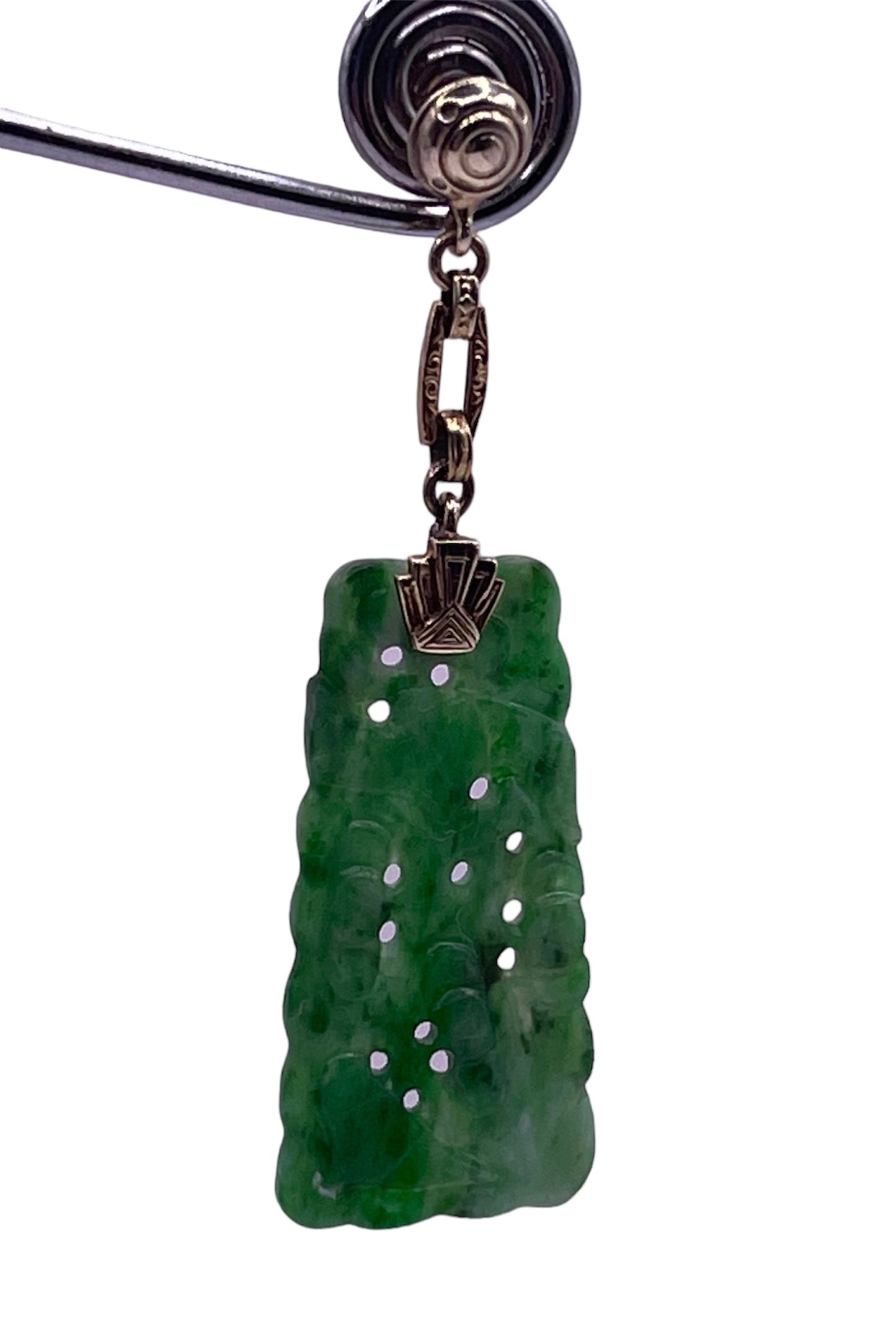 A vintage 1920s 14kt gold and dangling jade earring