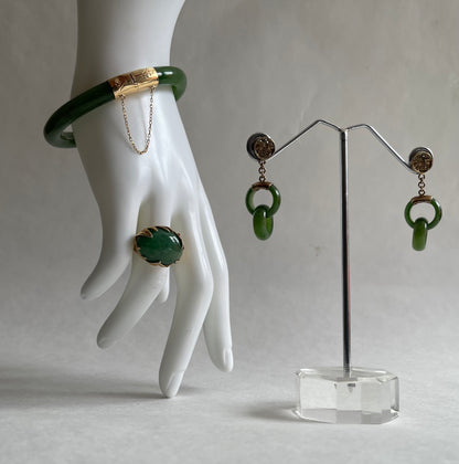 A vintage jade nephrite ring