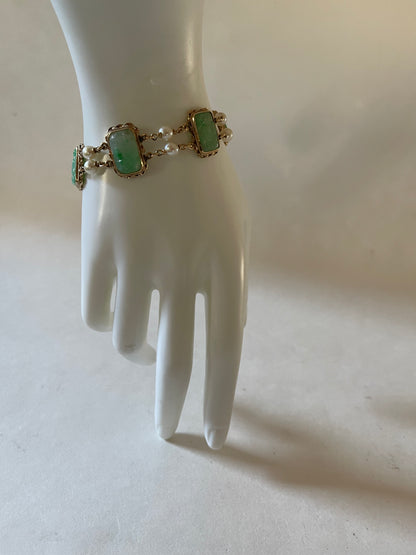 A vintage jade bracelet in 14kt setting