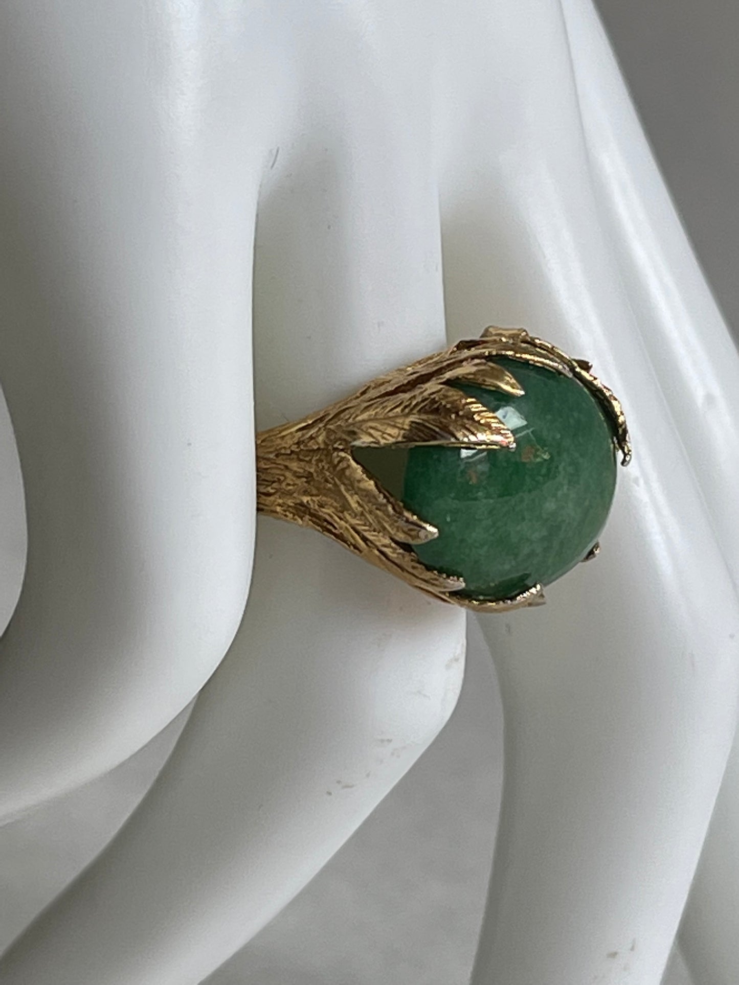 A vintage jade nephrite ring