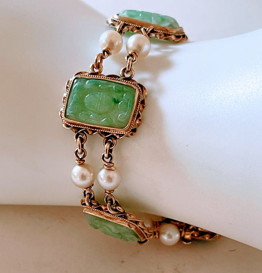 A vintage jade bracelet in 14kt setting