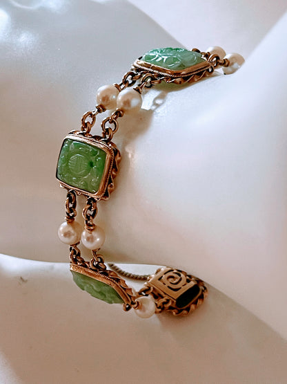 A vintage jade bracelet in 14kt setting