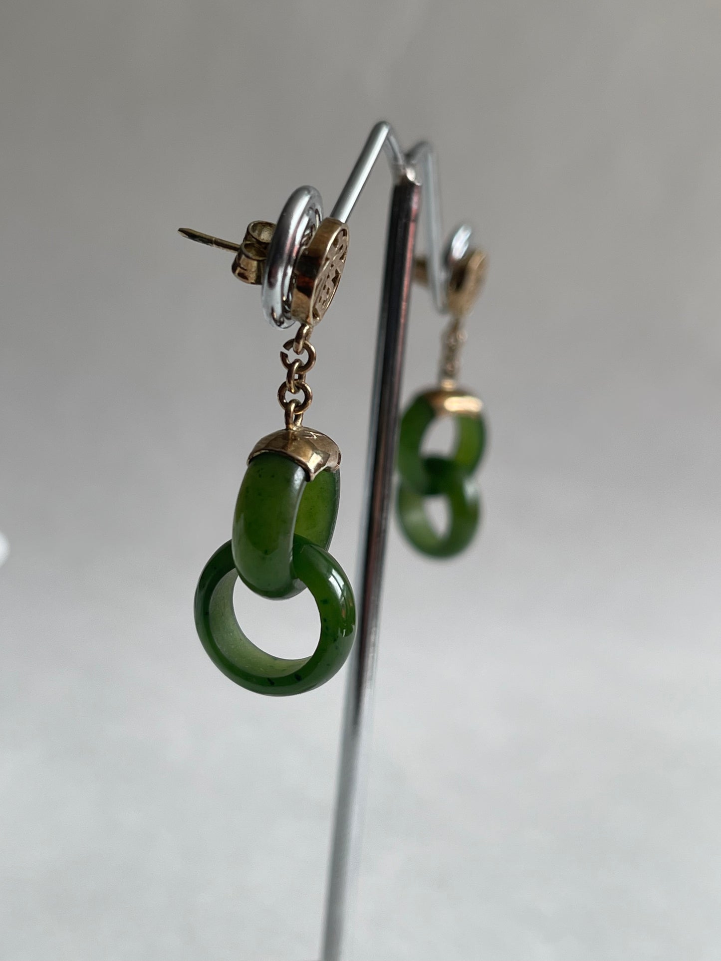 A vintage interlocking jade nephrite earring