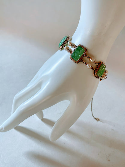 A vintage jade bracelet in 14kt setting