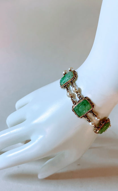 A vintage jade bracelet in 14kt setting
