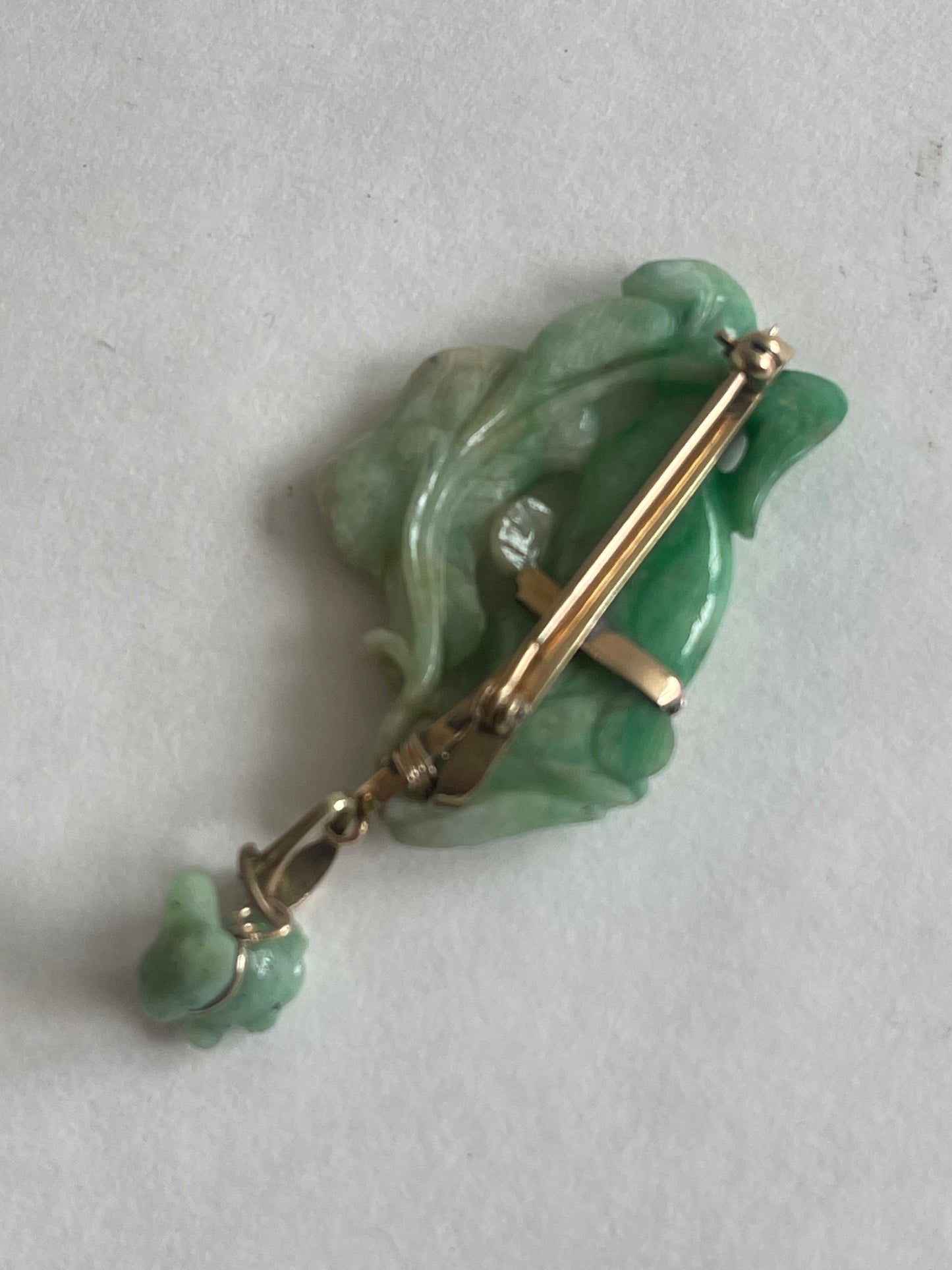 A vintage jade brooch in a 10 kt gold setting