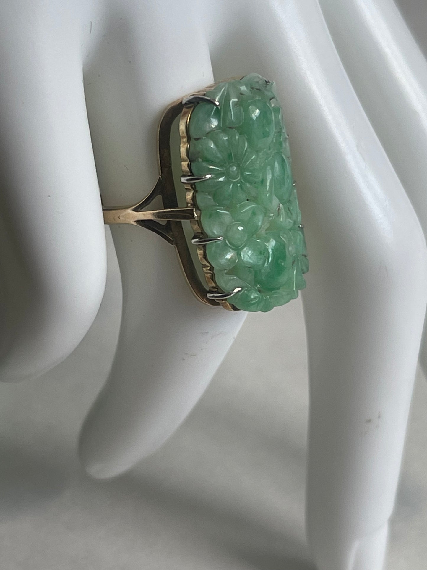 A vintage jade ring in 10kt setting