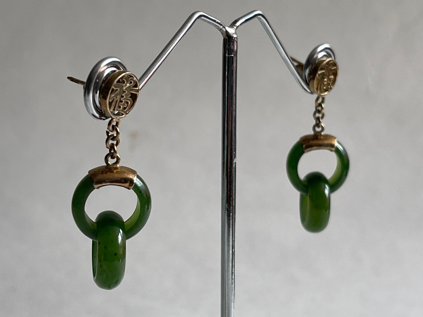 A vintage interlocking jade nephrite earring