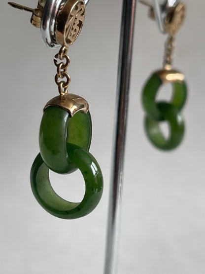 A vintage interlocking jade nephrite earring