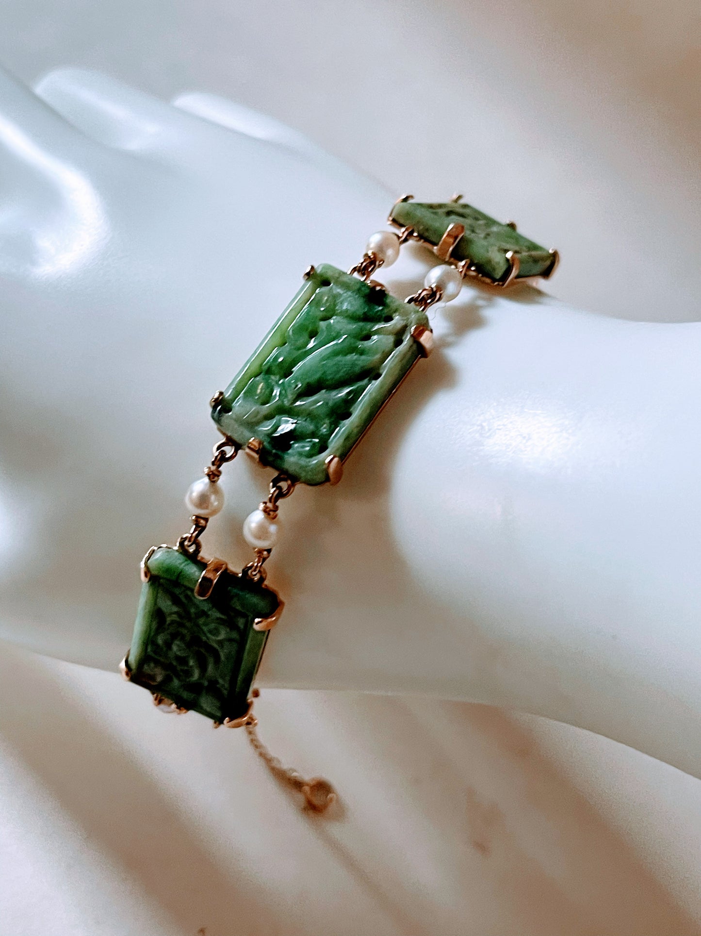 A vintage jade bracelet in 14kt setting