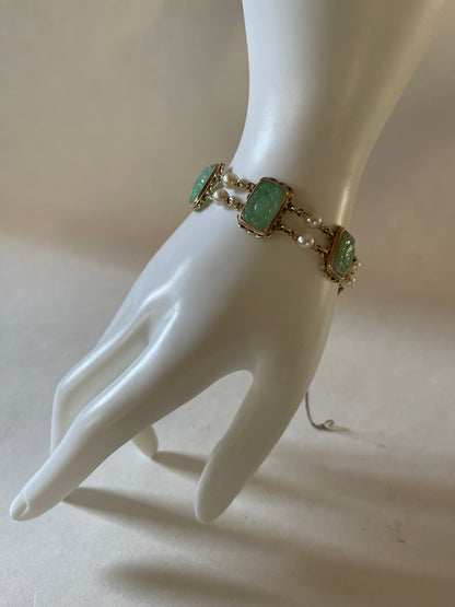 A vintage jade bracelet in 14kt setting