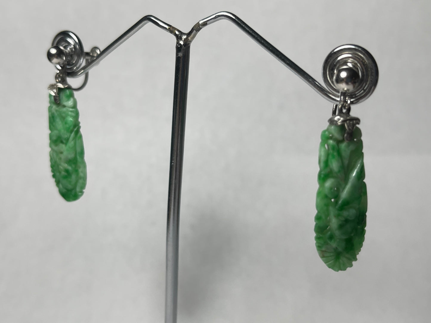 A pair of jade earrings in 14kt white gold