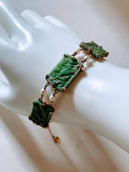 A vintage jade bracelet in 14kt setting