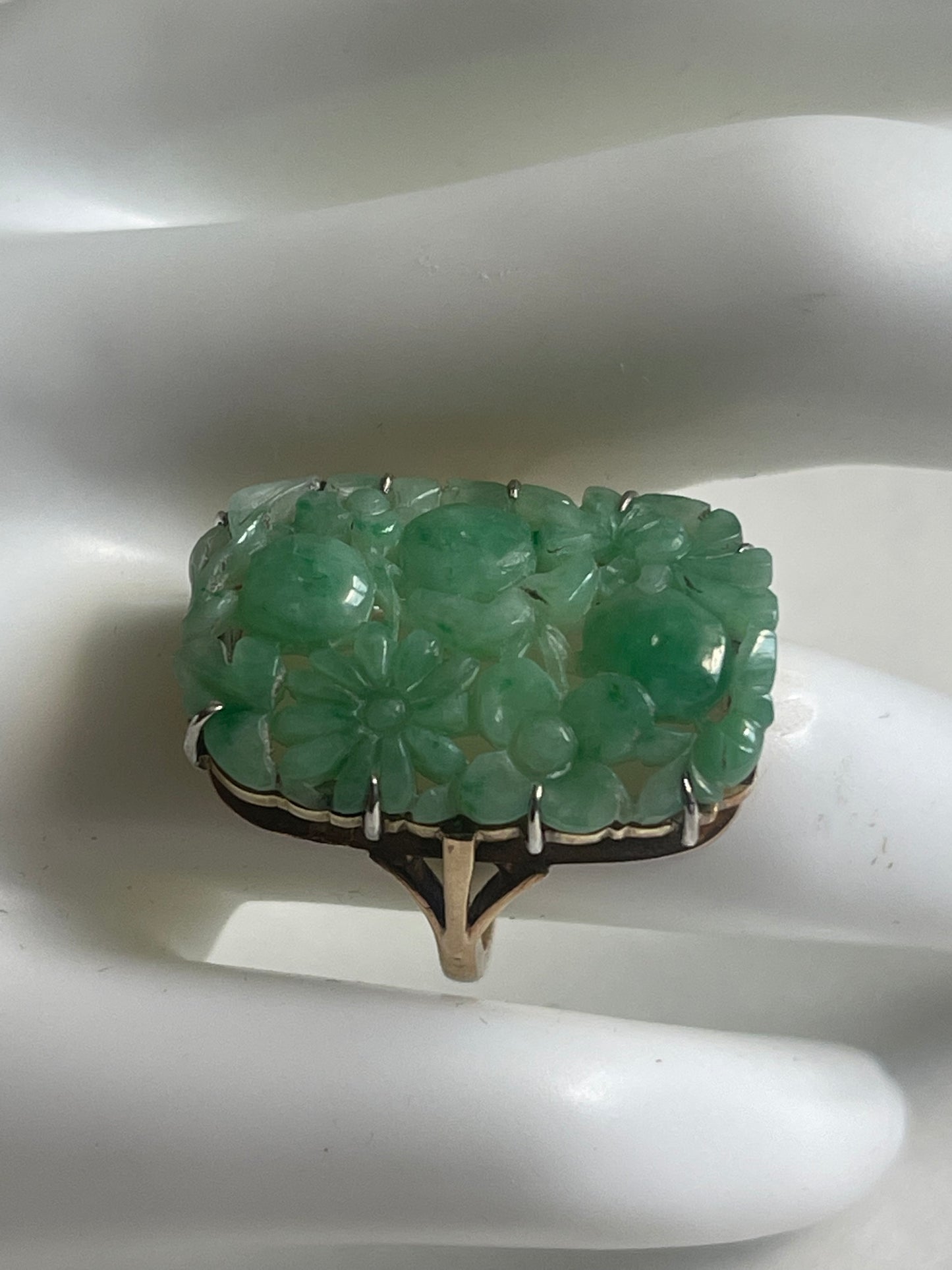 A vintage jade ring in 10kt setting