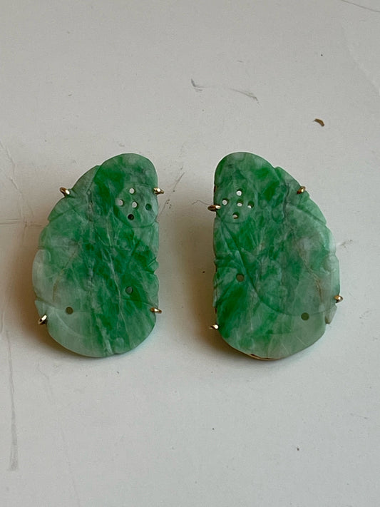 A pair of jade earrings in 14kt gold