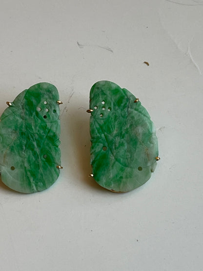 A pair of jade earrings in 14kt gold