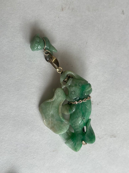 A vintage jade brooch in a 10 kt gold setting
