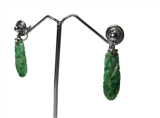 A pair of jade earrings in 14kt white gold