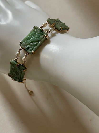 A vintage jade bracelet in 14kt setting