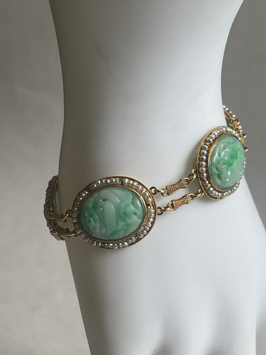 A vintage jade bracelet in 14kt setting