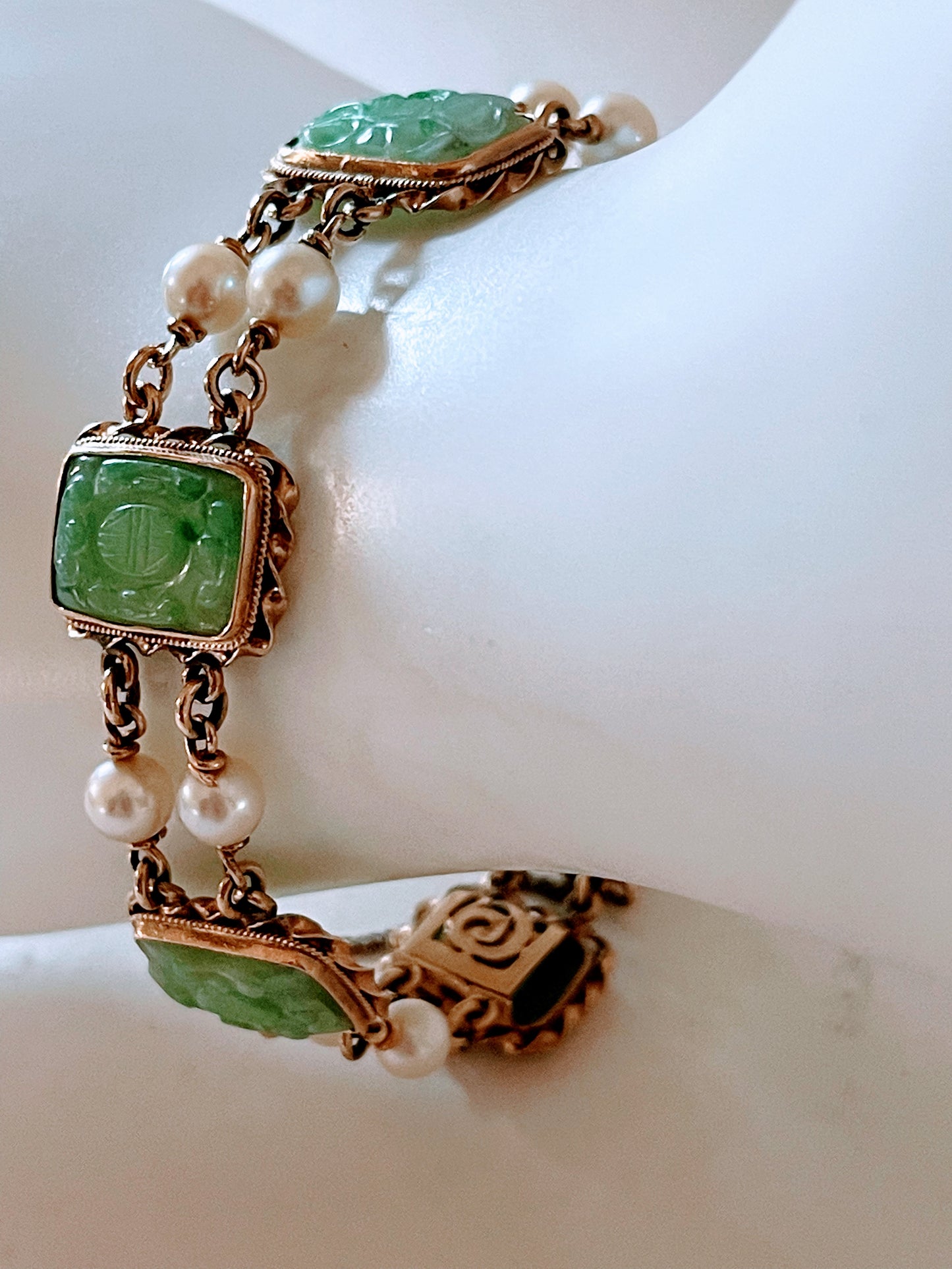 A vintage jade bracelet in 14kt setting